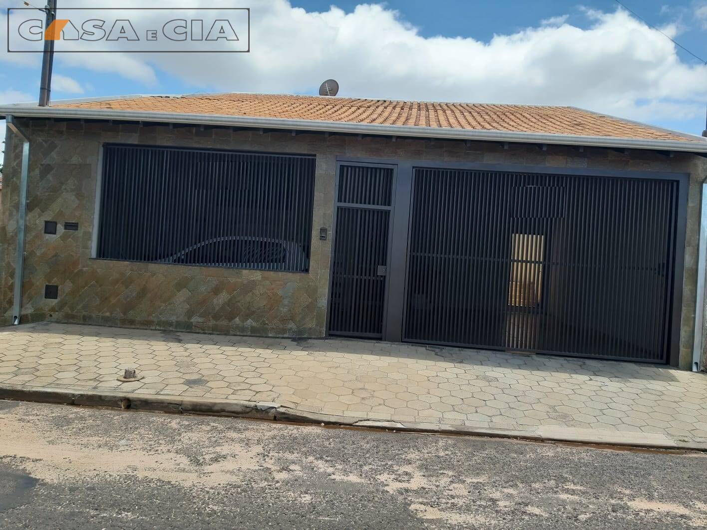 Casa à venda com 2 quartos, 300m² - Foto 1