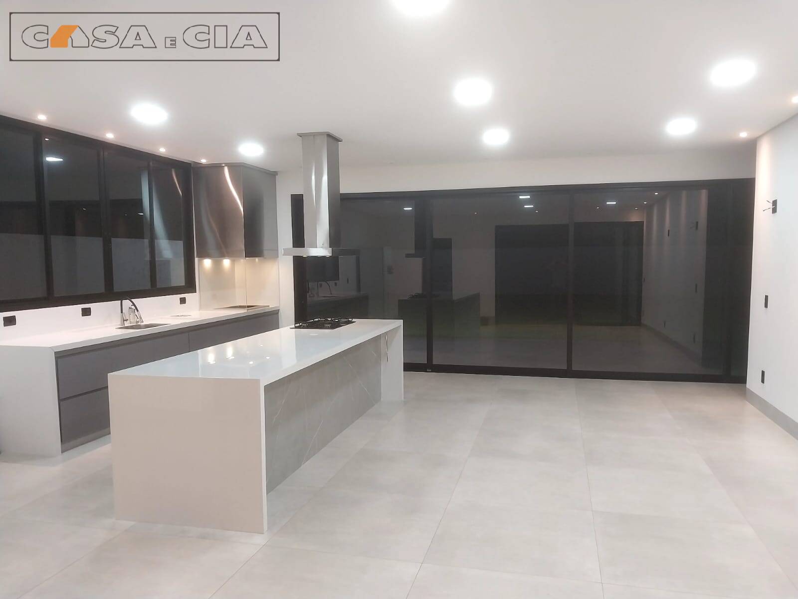 Casa à venda e aluguel com 3 quartos, 300m² - Foto 2