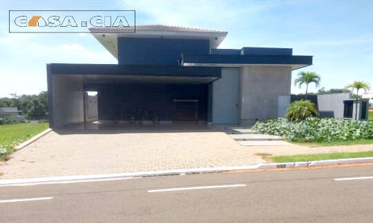 Casa à venda e aluguel com 3 quartos, 300m² - Foto 1