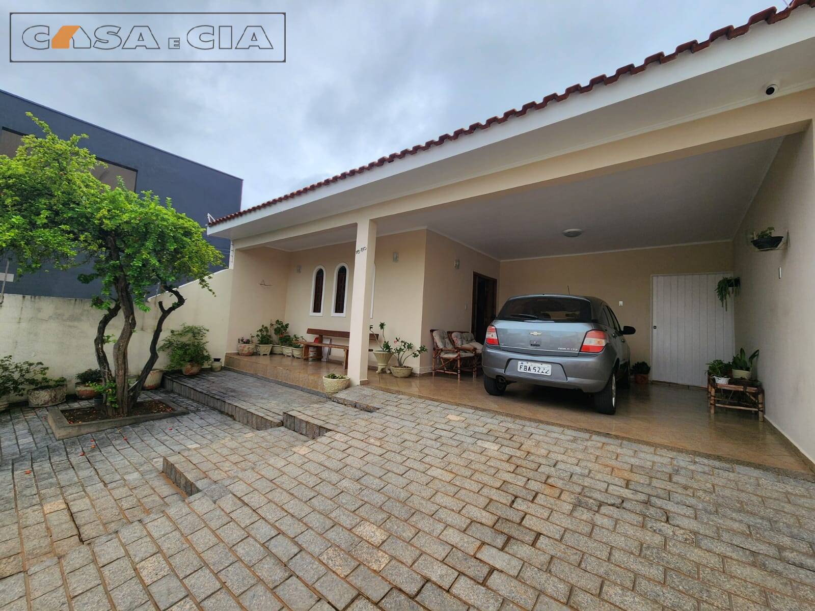 Casa à venda com 3 quartos, 196m² - Foto 1