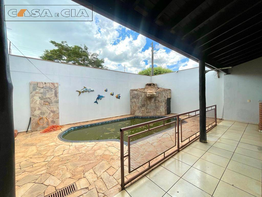 Casa à venda com 3 quartos, 360m² - Foto 1