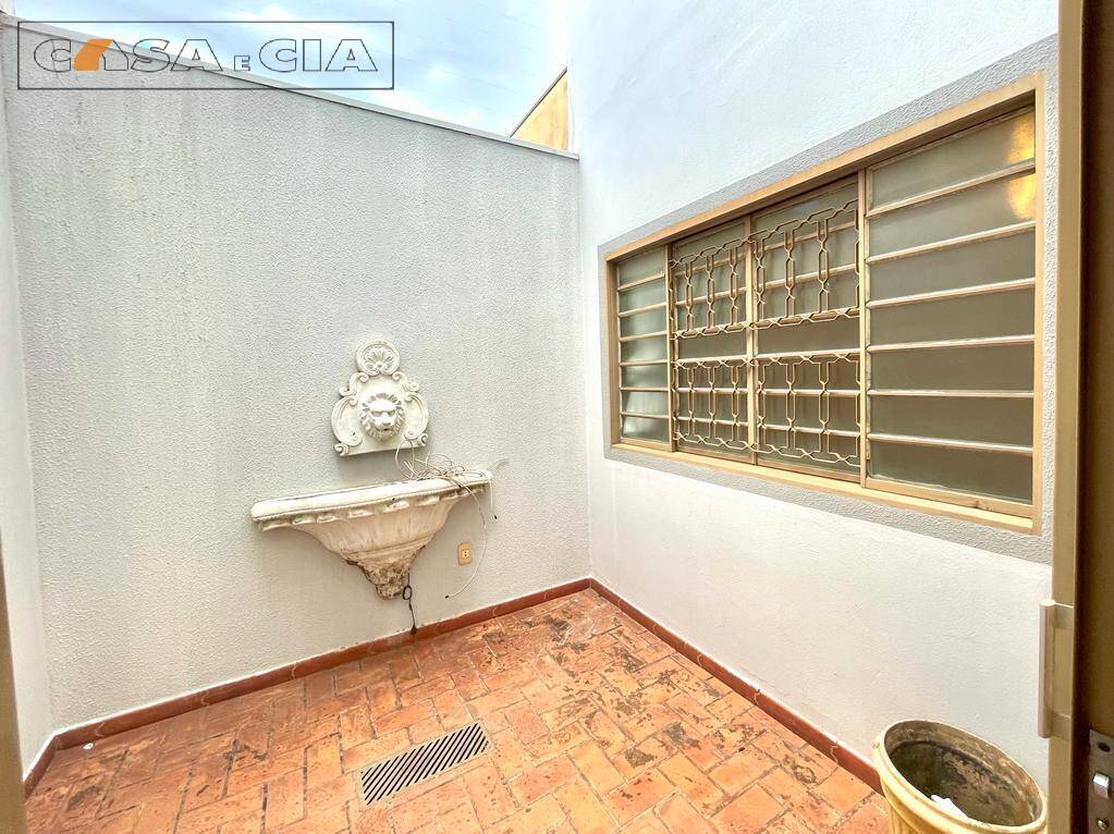 Casa à venda com 3 quartos, 360m² - Foto 2