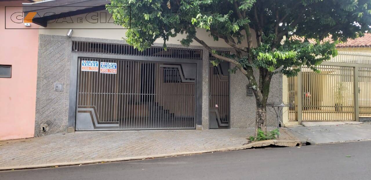 Casa à venda e aluguel com 3 quartos, 219m² - Foto 1