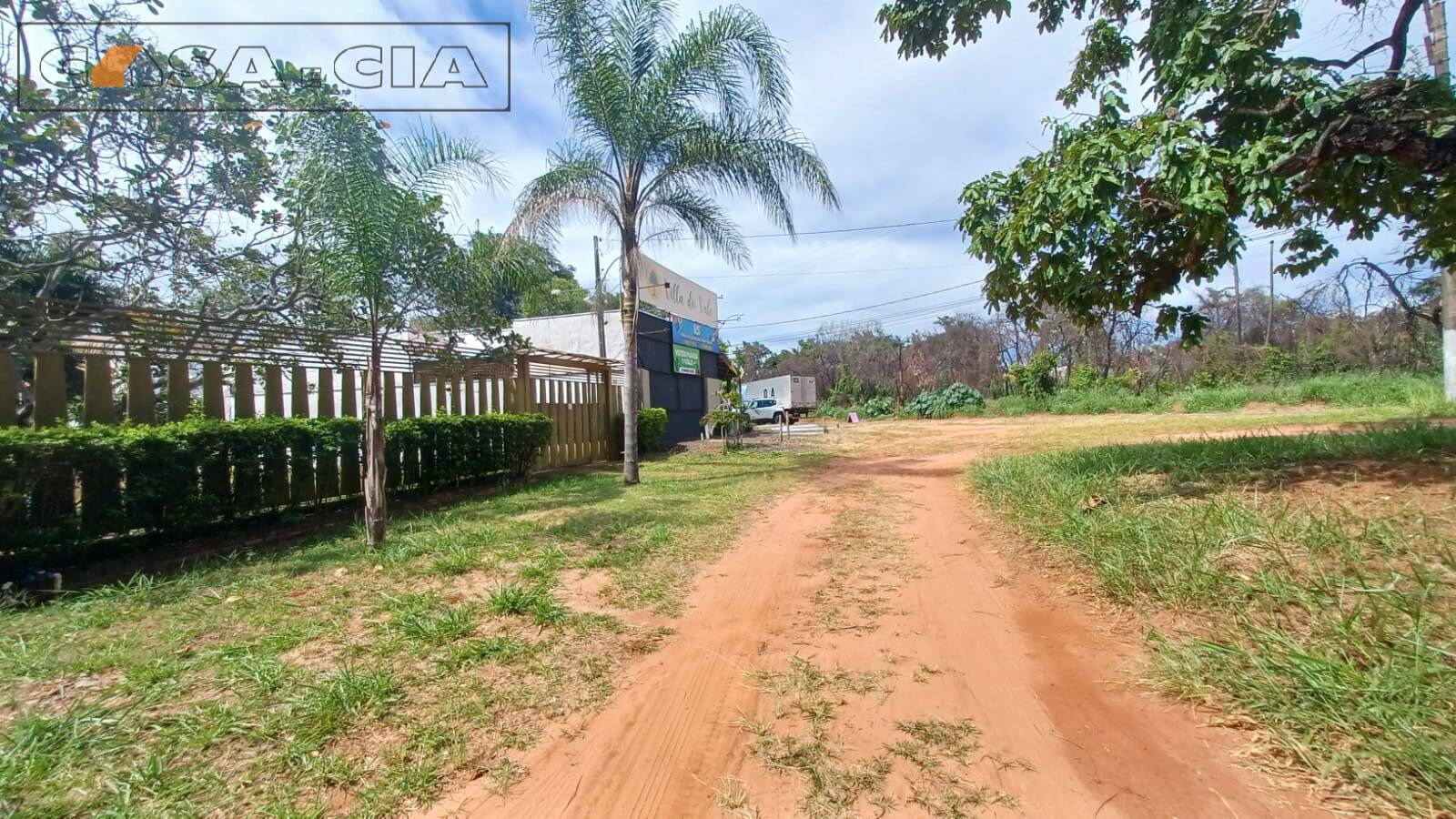 Fazenda à venda e aluguel com 4 quartos, 240m² - Foto 1